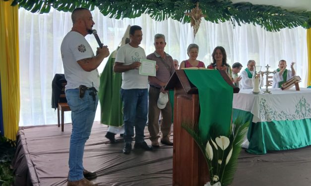 Festa de São Francisco e Entrega de Certificados Marcam Domingo de Alegria na Fazenda de Guarará (MG)